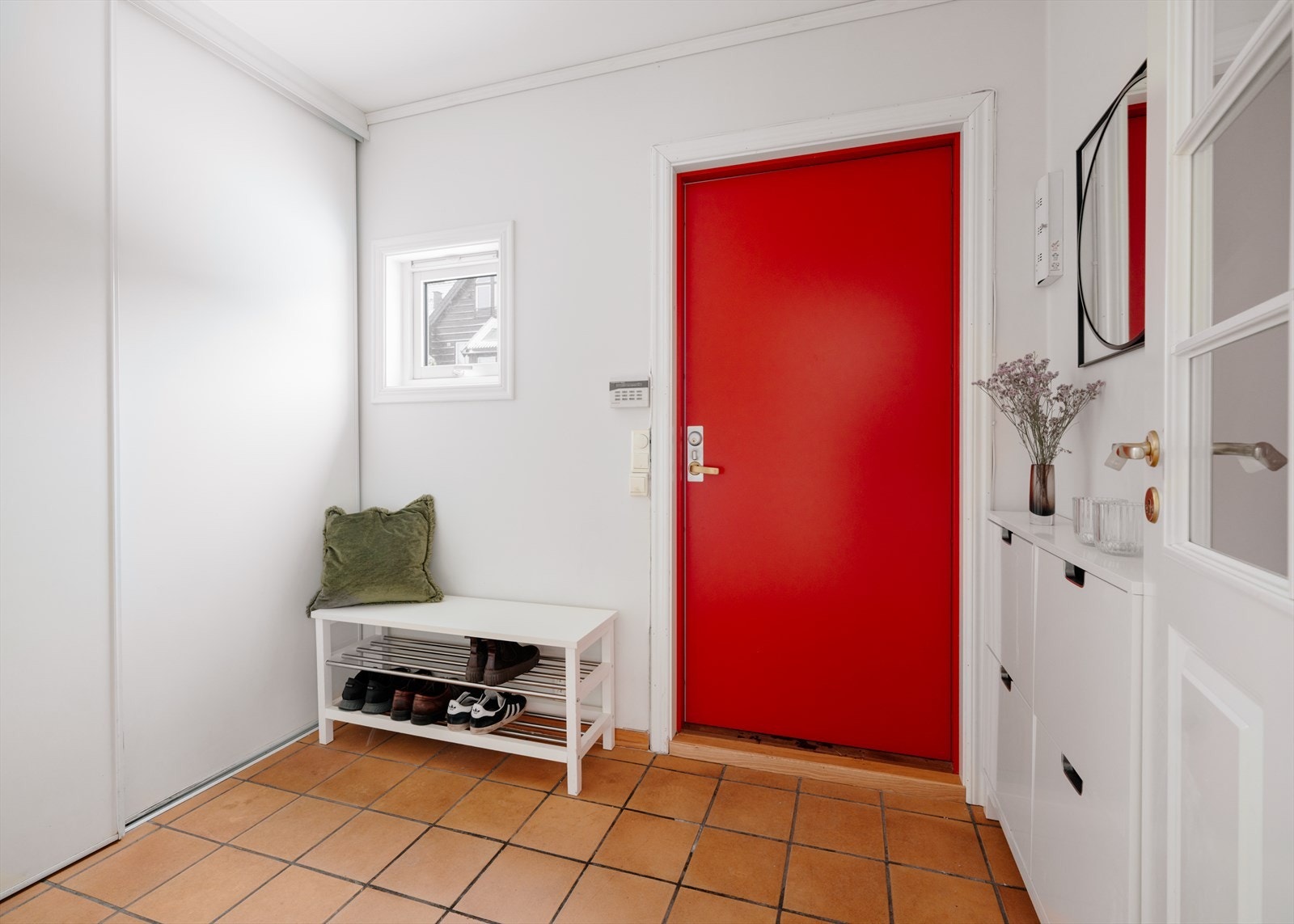 Entré i 1. etasje med flislagt gulv, elektriske varmekabler og skyvedørsgarderobe. Ny inngangsdør fra 2024 Galleribilde