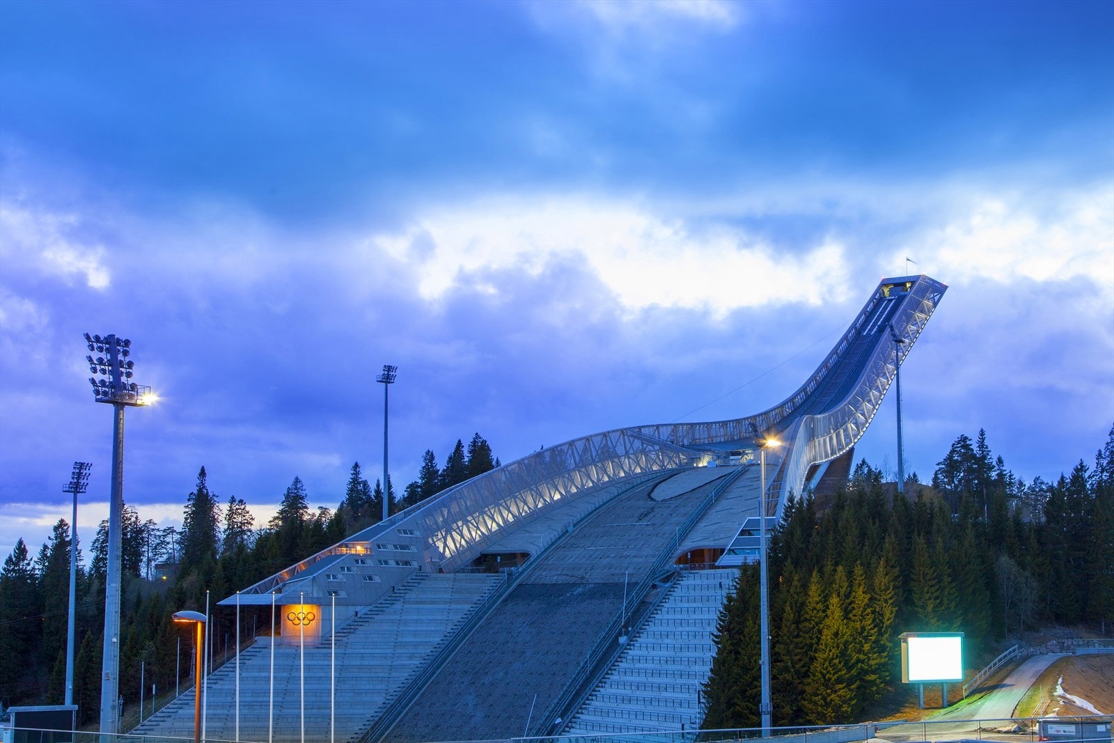 Det er kort vei til Holmenkollen Riksanlegg med langrennsarena, rulleskibane og Kollensvevet zipline Galleribilde