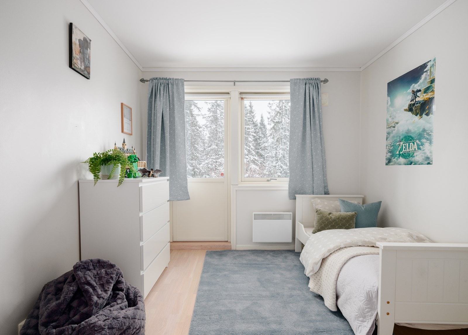 Lyst og fin soverom med utgang til markterrasse og hage Galleribilde