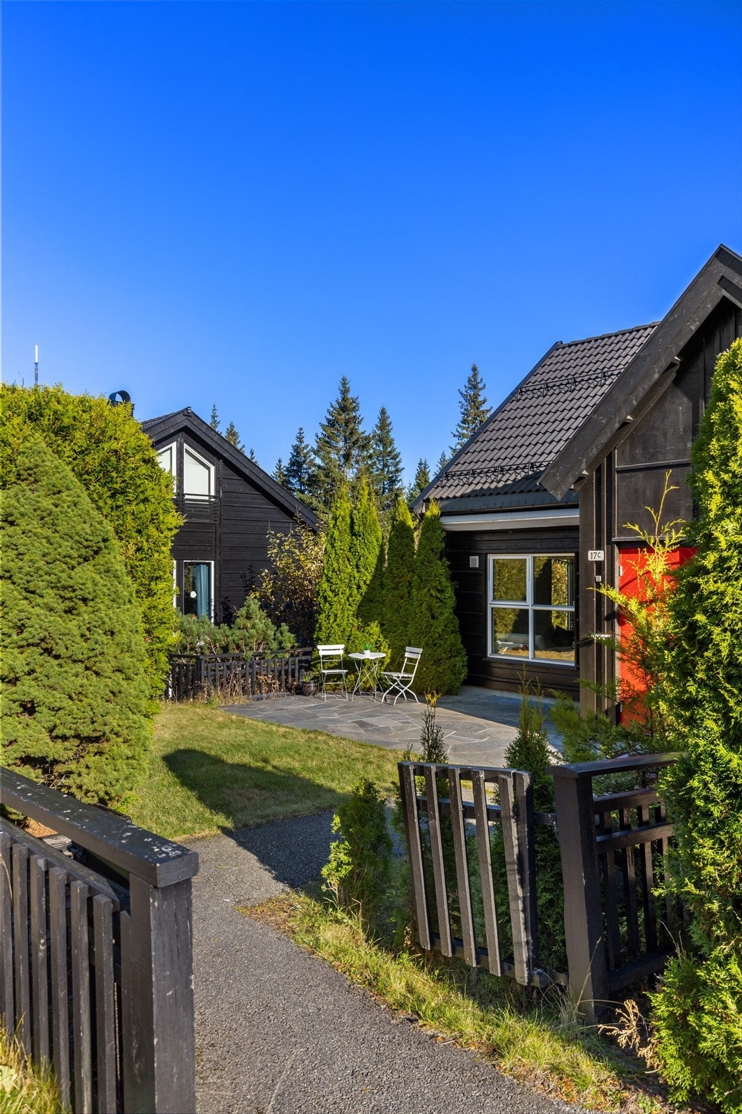 Selgers bilde - sommer/høst | Nabolaget består hovedsakelig av småbarnsfamilier og kjennetegnes av et trygt og inkluderende fellesskap. Lite biltrafikk og barn som løper fritt mellom dørene Galleribilde