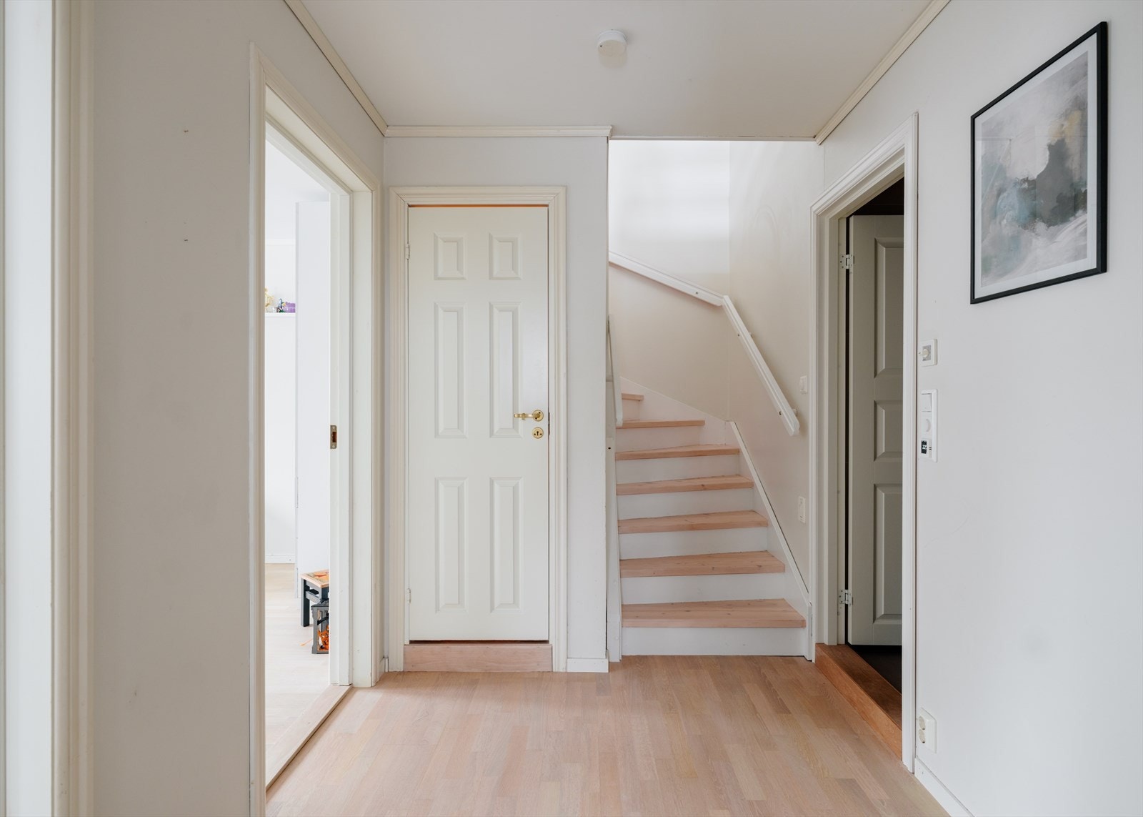 Gang i underetasje med adkomst til bod. Boligen har i tillegg gode lagrings- og oppbevaringsmuligheter, med flere skap, knevegger i loftstue, utebod samt bod i felles garasjeanlegg Galleribilde