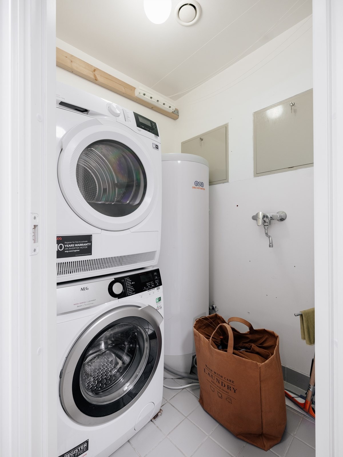 Fra badet er det direkte adkomst til vaskerom, både praktisk og funksjonelt i hverdagen Galleribilde