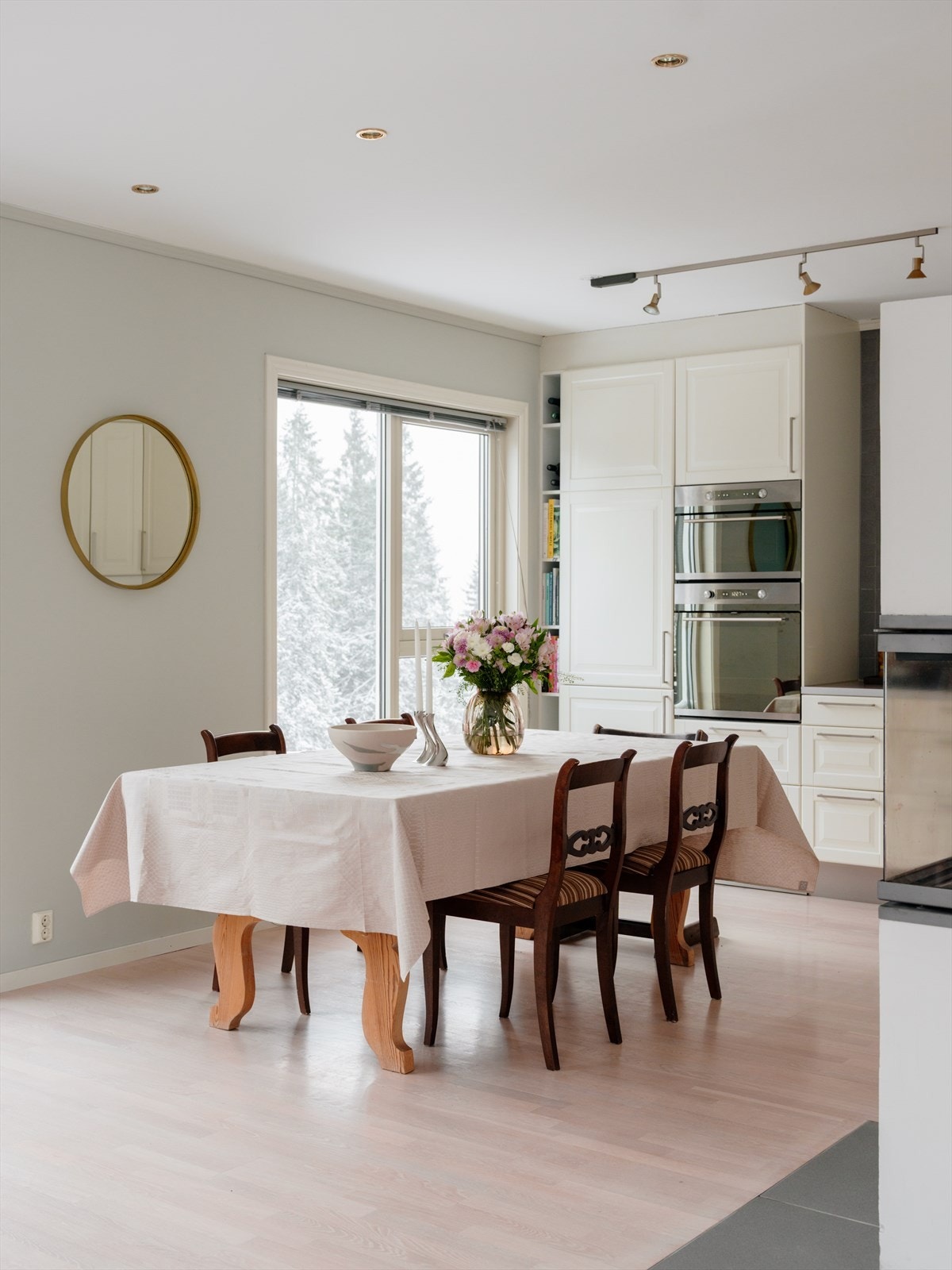 Store vindusflater gir godt lysinnslipp og naturskjønt utsyn, med god plass til langbord ved spiseplassen Galleribilde