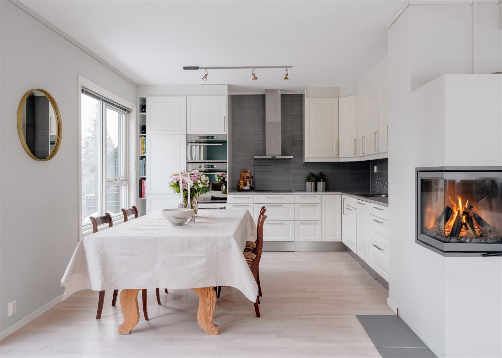 Boligen har en tidløs og klassisk kjøkkeninnredning fra 2010 med profilerte fronter og integrerte hvitevarer Galleribilde