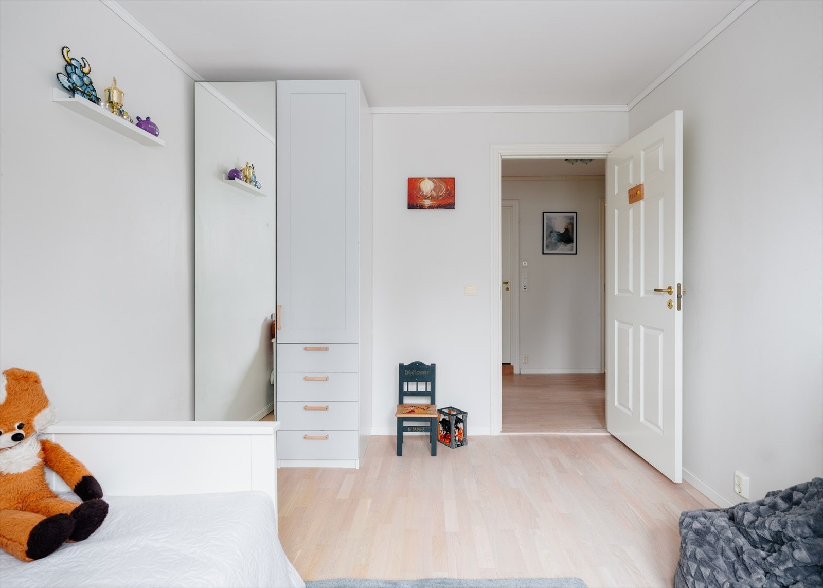 Romslig soverom med gode møbleringsmuligheter og garderobeskap Galleribilde