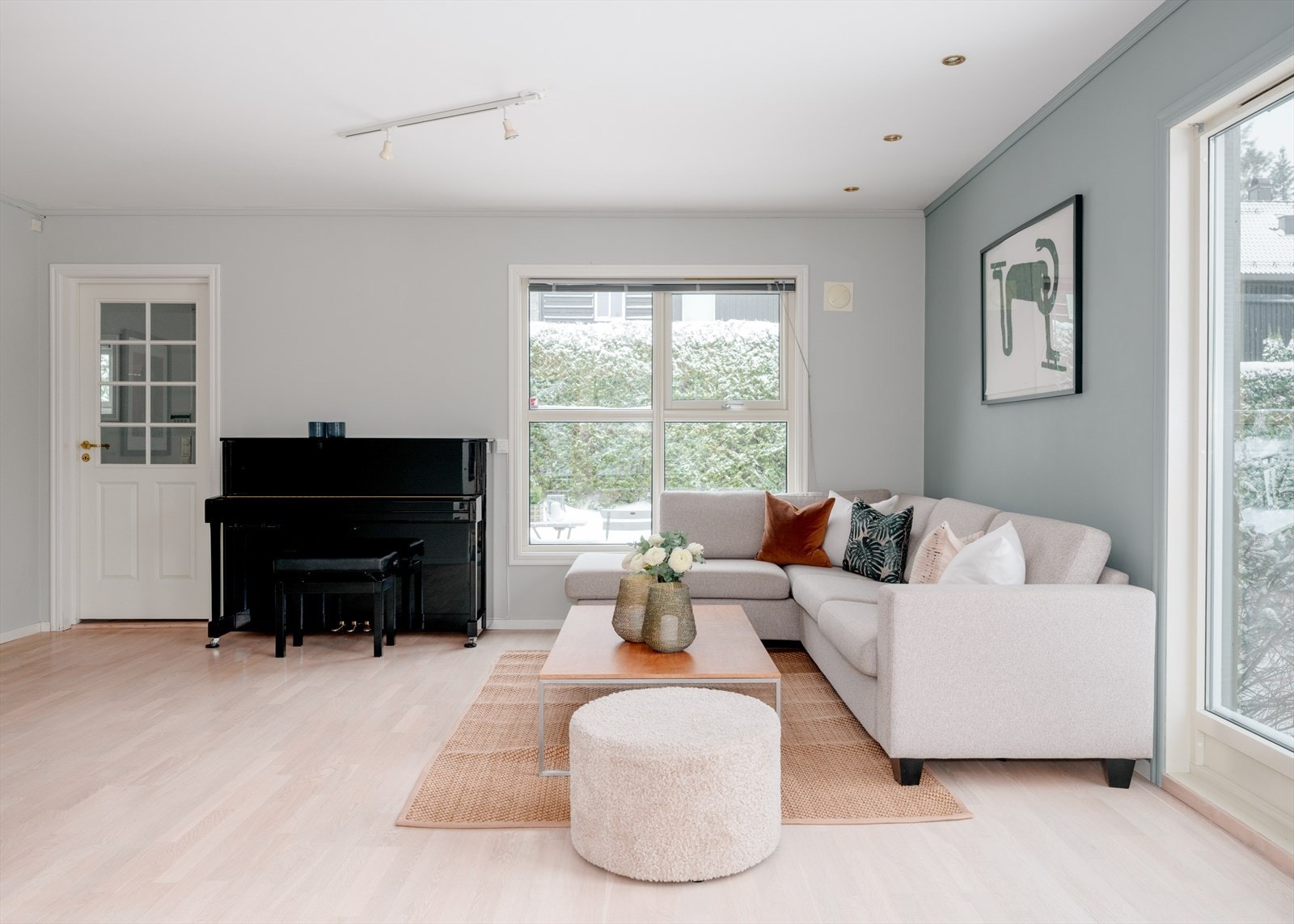 Stor og innbydende stue med store vindusflater og fin romfølelse Galleribilde