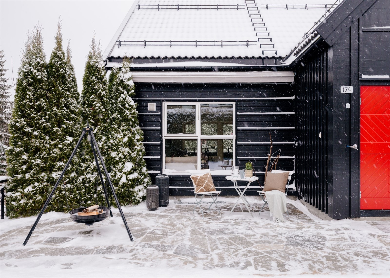 Kledningen ble malt i 2024 og markisen ble skiftet i 2025 Galleribilde