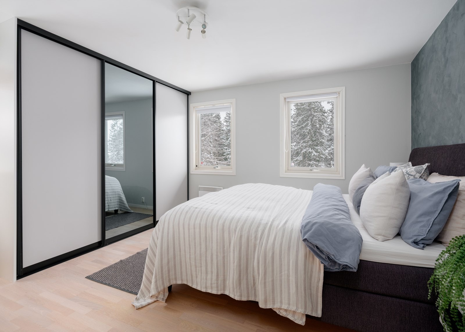 Boligen inneholder tre gode soverom. Alle ligger svalt til i boligens underetasje - praktisk plassert sammen med hovedbadet Galleribilde