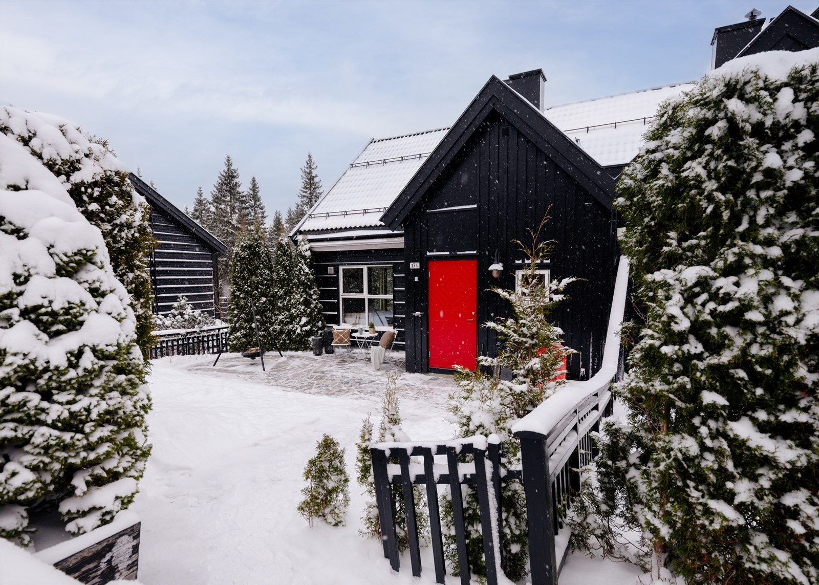 Boligen har en svært god intern beliggenhet, vendt mot marka. Tilbaketrukket og skjermet med hyggelig, inngjerdet inngangsparti Galleribilde