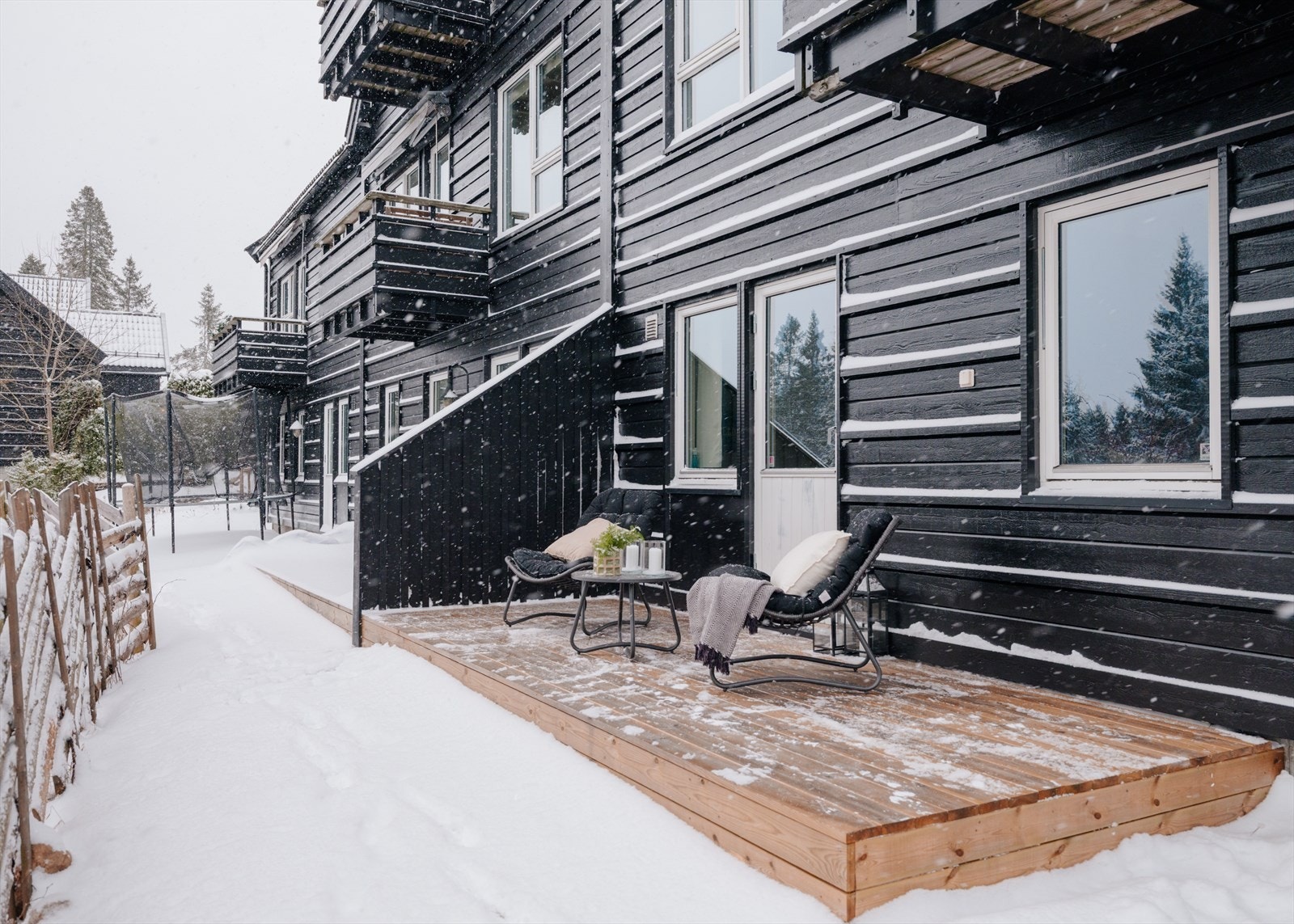 Terrasse og levegg ble bygget nytt i 2024. Hagen er solrik og barnevennlig med skigard som avgrenser eiendommen mot markagrensen Galleribilde