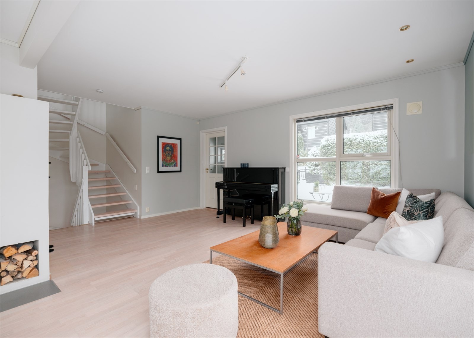 Parkettgulvet ble slipt og lakkert i 2018, samtidig som veggflatene ble malt Galleribilde