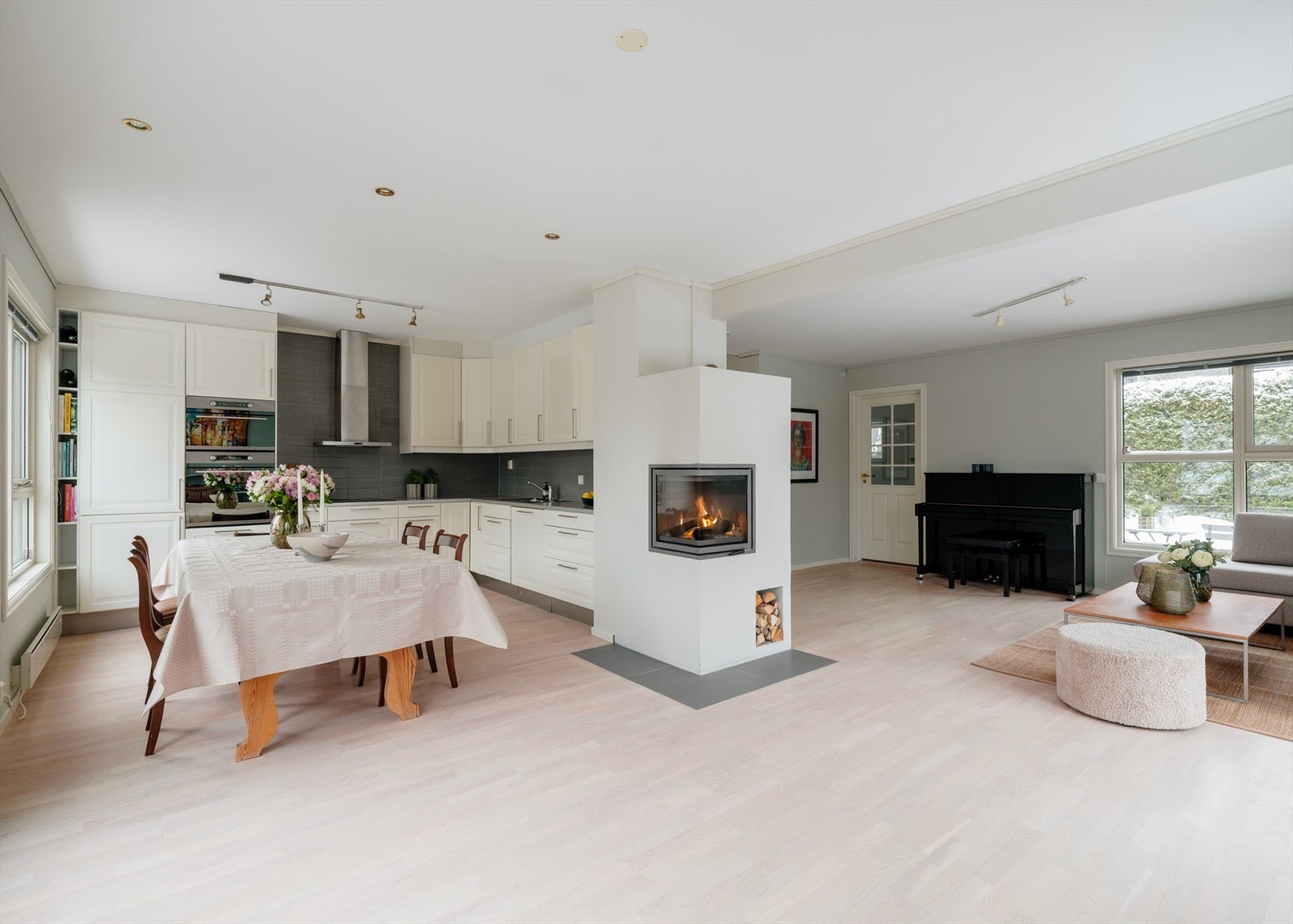 Usjenert og fredelig med stemningsfull peis og idyllisk utsyn mot grønne omgivelser. Perfekt etter en dag i marka Galleribilde