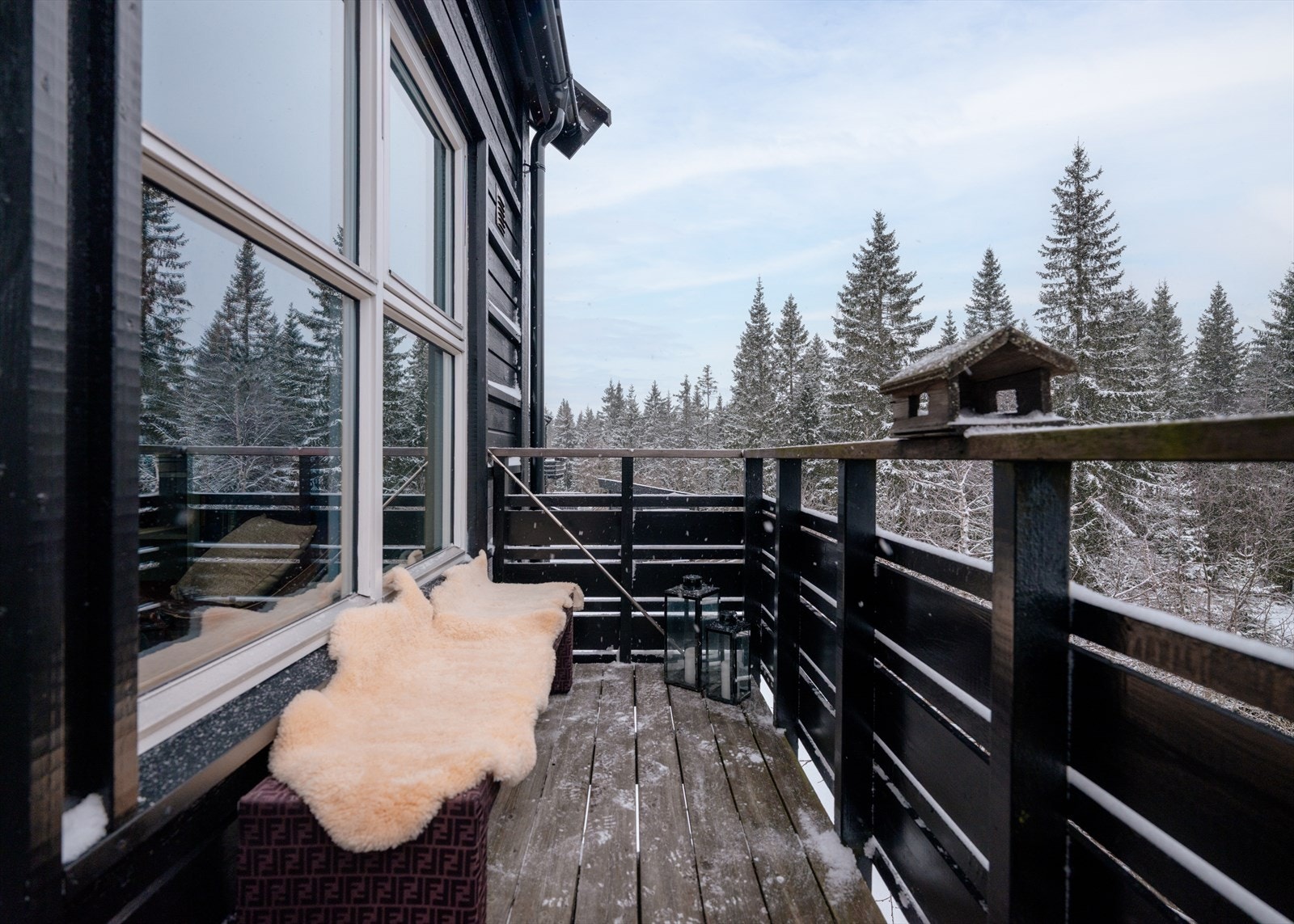 Fra kjøkkenet er det utgang til en solrik balkong på ca. 3 kvm, vendt mot skogen Galleribilde