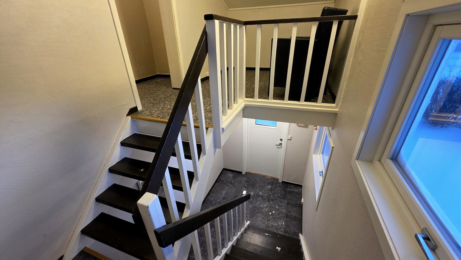 Trapp og gang nede Galleribilde