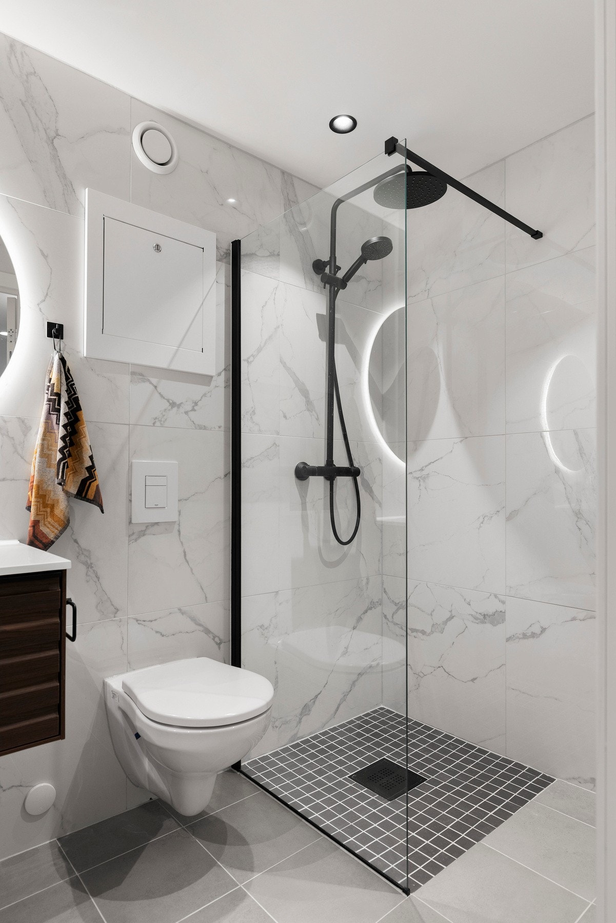 I tillegg er det veggmontert toalett, dusjhjørne og opplegg til vaskemaskin Galleribilde