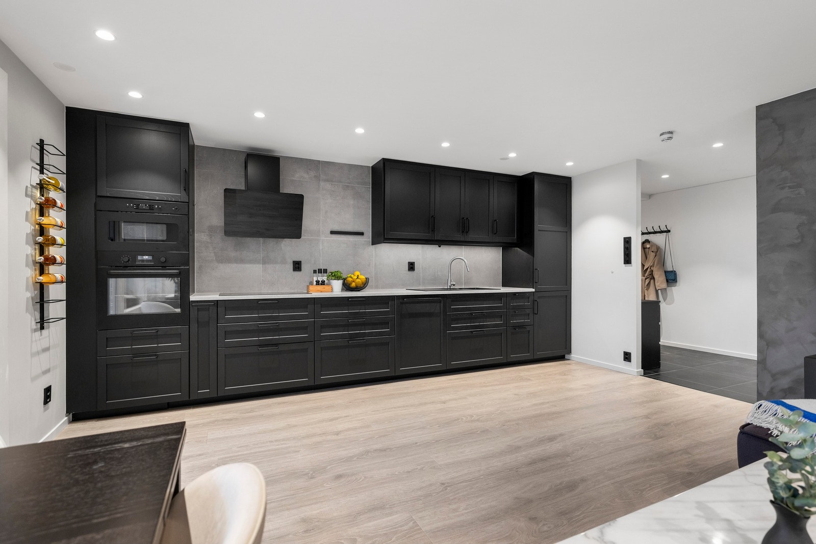 Det har profilerte fronter, en praktisk benkeplate i laminat og oppvaskkum i slitesterk kompositt Galleribilde