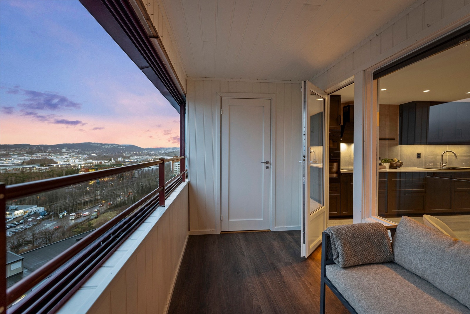 Innglassingen kan skyves til side slik at solen og sommeren slipper helt inn Galleribilde