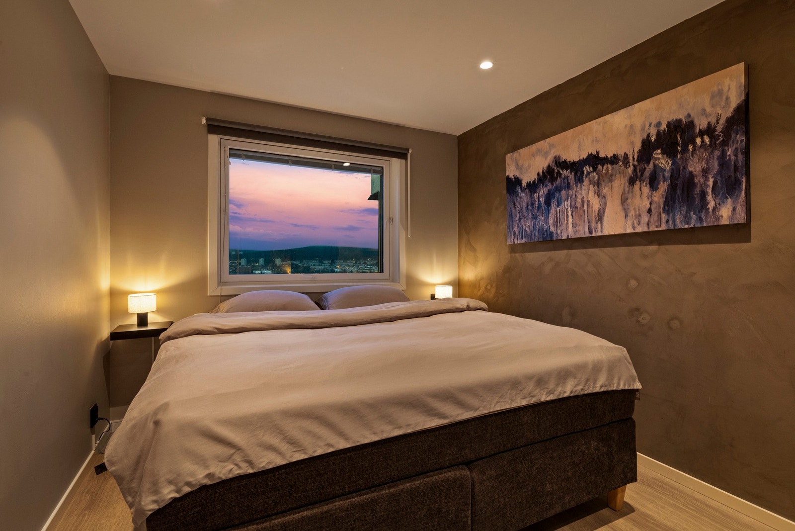 Rommet har god plass til dobbeltseng med tilhørende nattbord Galleribilde