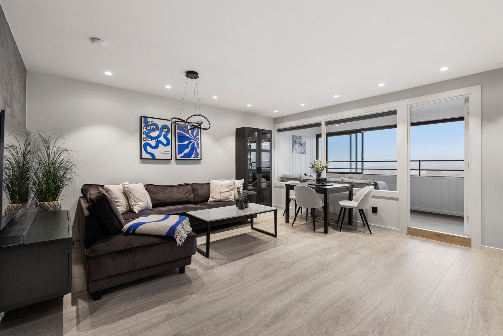 Velkommen til Tvetenveien 231 - en moderne og innbydende 2-roms leilighet i 9. etasje med spektakulær utsikt over Oslo! Galleribilde