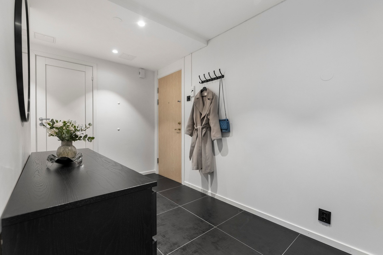 Inngangspartiet har en meget romslig utforming som gir god plass til oppbevaring av yttertøy og sko Galleribilde