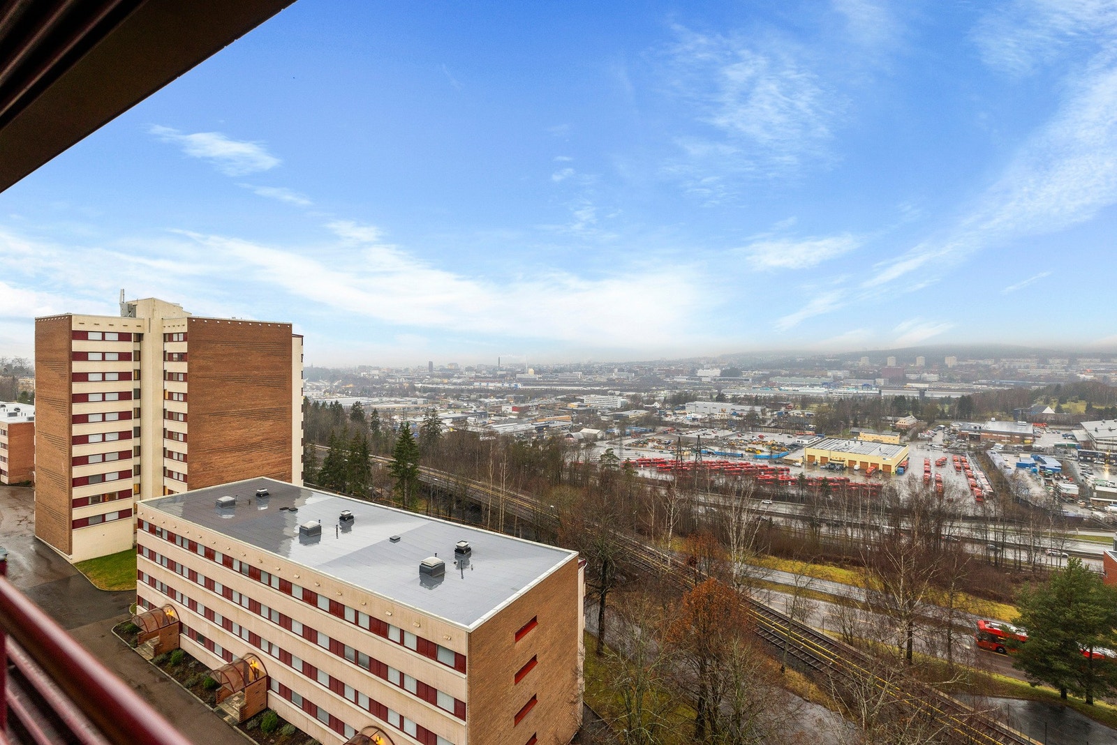 Fra balkongen kan du nyte nydelig utsikt over byen! Galleribilde