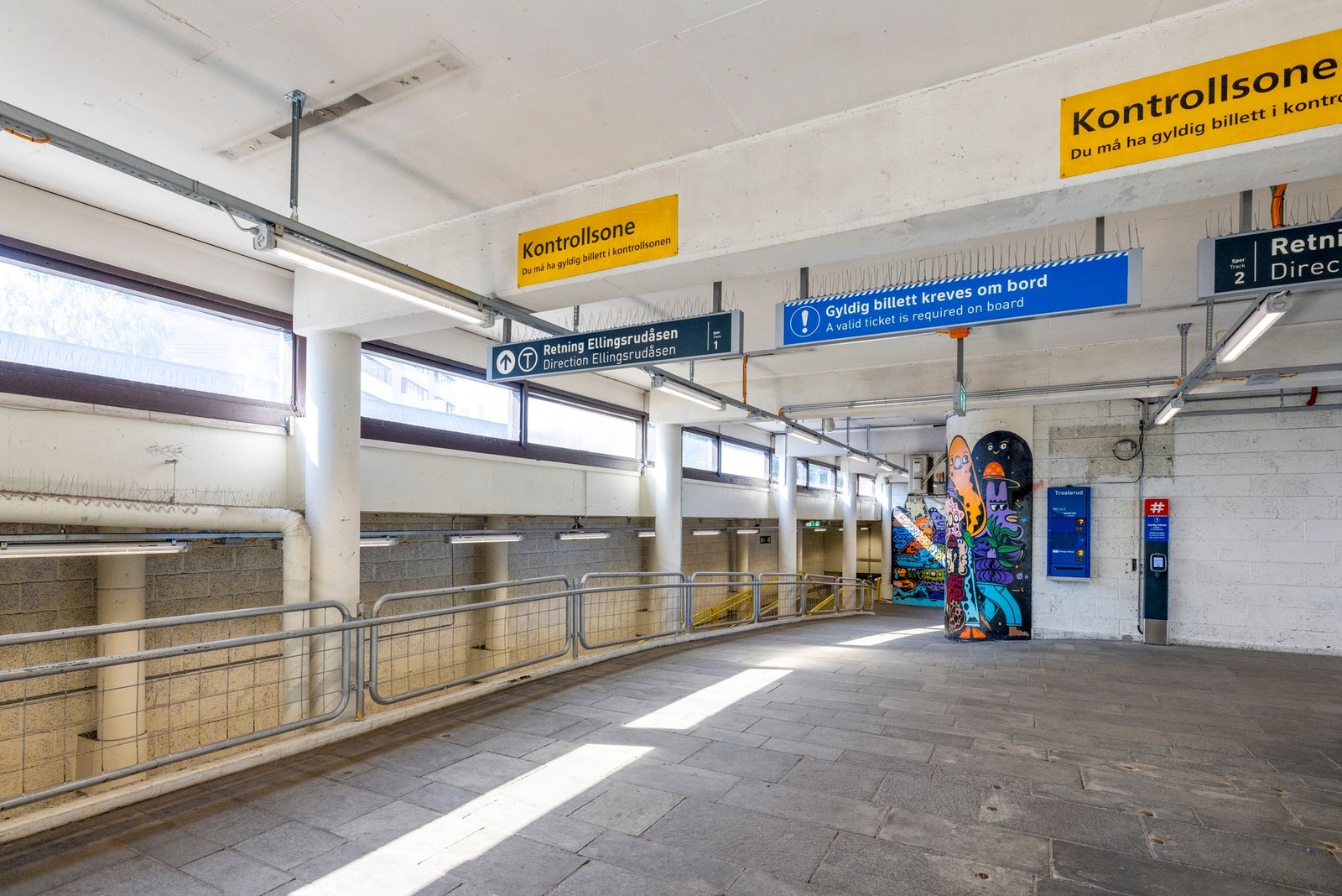 Nærmeste holdeplass er Trosterud T-banestasjon, som ligger i kort gåavstand Galleribilde