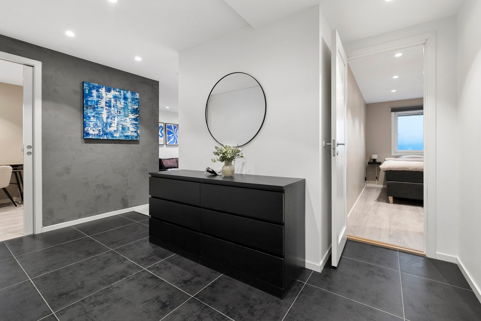 De lyse veggene bidrar til et lyst og innbydende førsteinntrykk, og på gulvet er det praktiske fliser Galleribilde