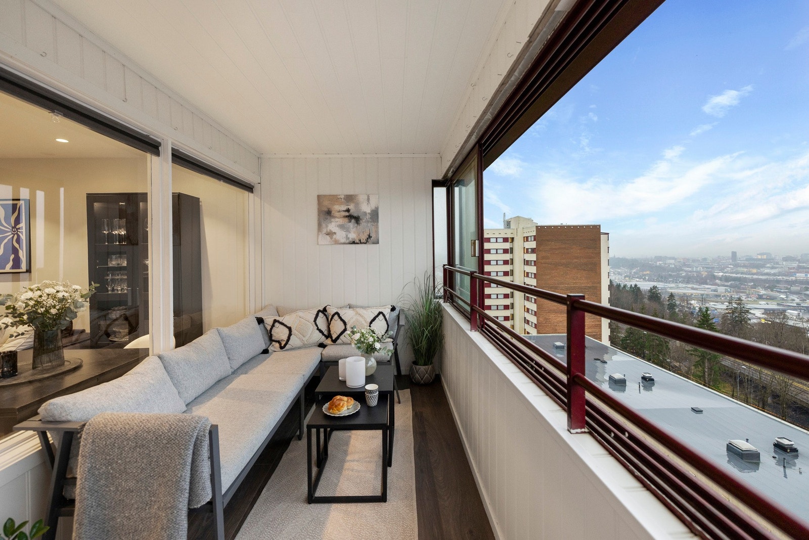 Fra stuen er det adkomst til en nordvestvendt, innglasset balkong som kan brukes som en forlengelse av oppholdsrommet på varme dager Galleribilde