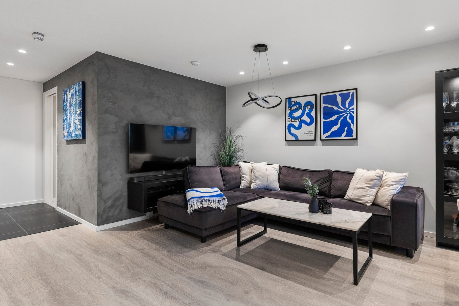 Rommet har god plass til både sofagruppe og spisebord Galleribilde