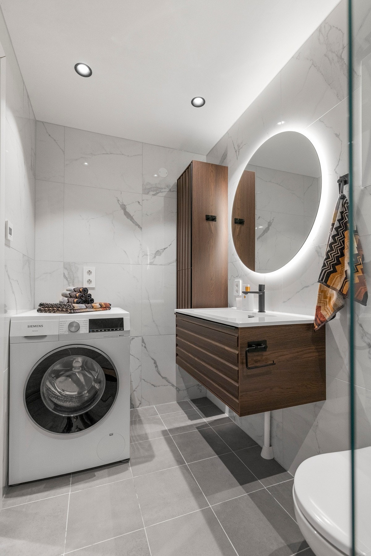 Boligen har et lekkert bad som ble pusset opp i 2025 med flislagte gulv og vegger, gulvvarme og downlights Galleribilde