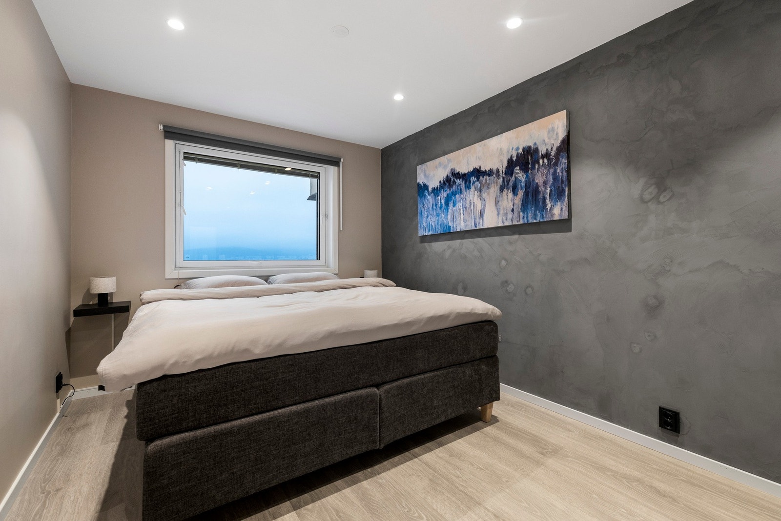 Soverommet er romslig med stor vindusflate, som bidrar til en luftig atmosfære Galleribilde