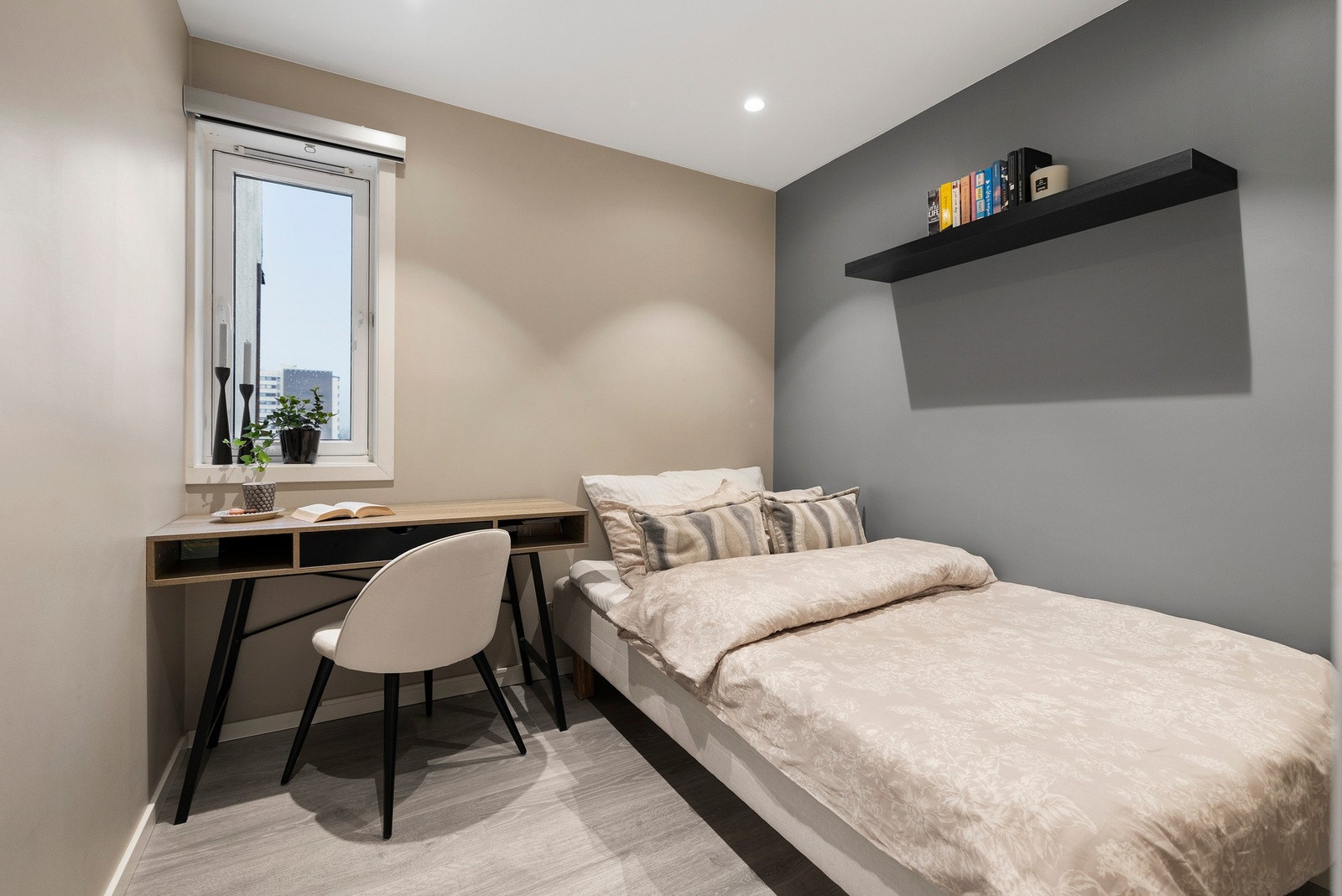 Leiligheten har et innredet rom som brukes i dag til gjesterom og kontor Galleribilde