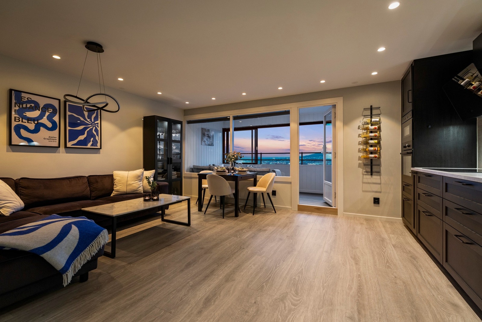 De store vindusflatene gir rikelig med lys og muligheten for å nyte den fantastiske utsikten Galleribilde