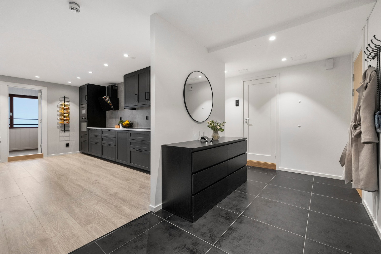 Her er det god plass til ønsket oppbevaringsmøblement Galleribilde