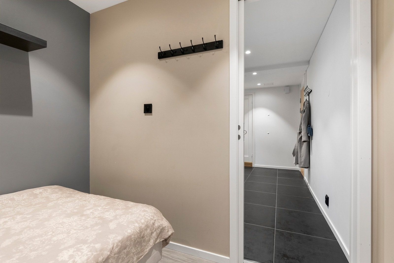 Vinduet i rommet tilfredsstiller ikke størrelse for rømningsvindu, rommet er derfor ikke godkjent for varig opphold Galleribilde