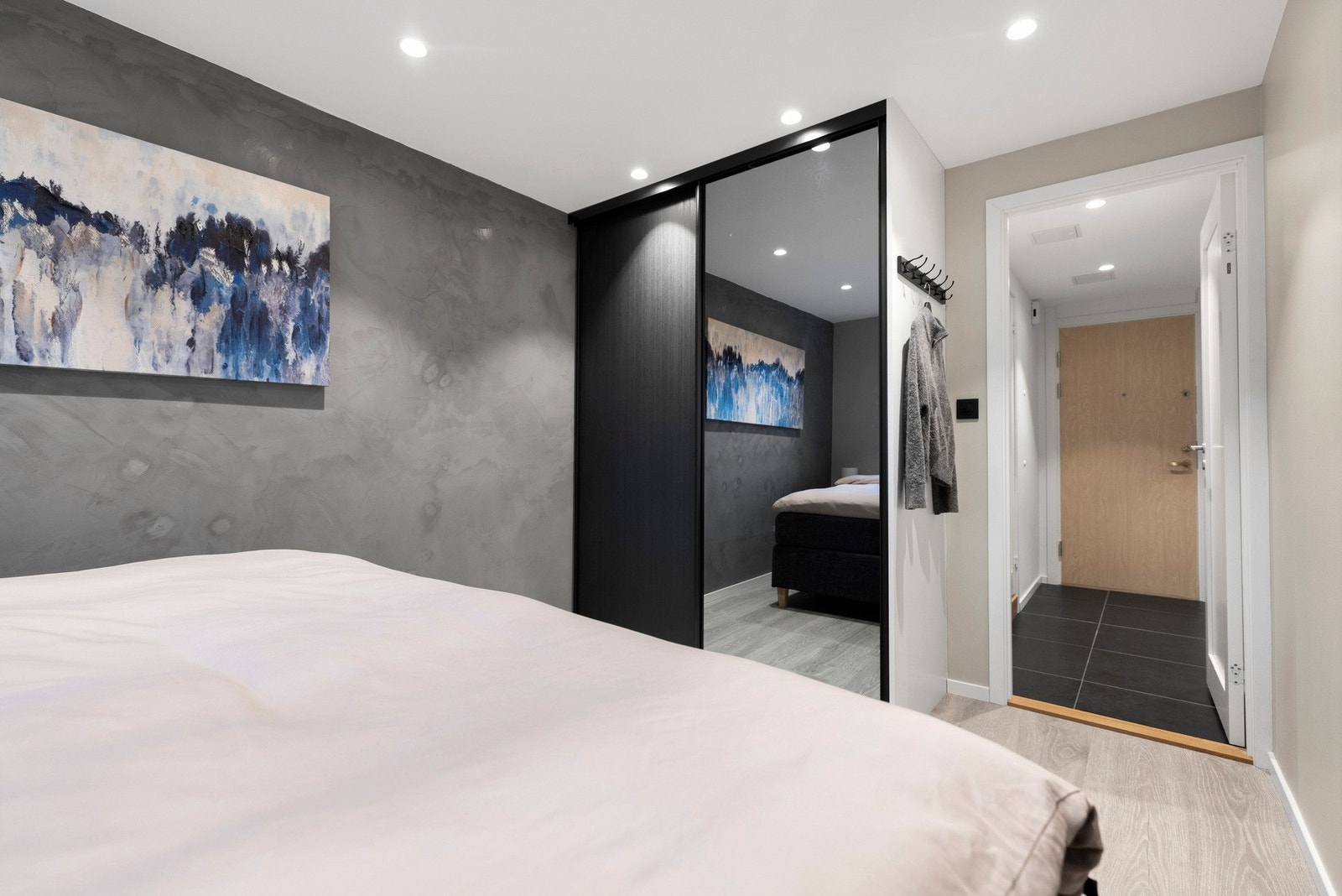 I den ene enden av rommet er det et garderobeskap Galleribilde