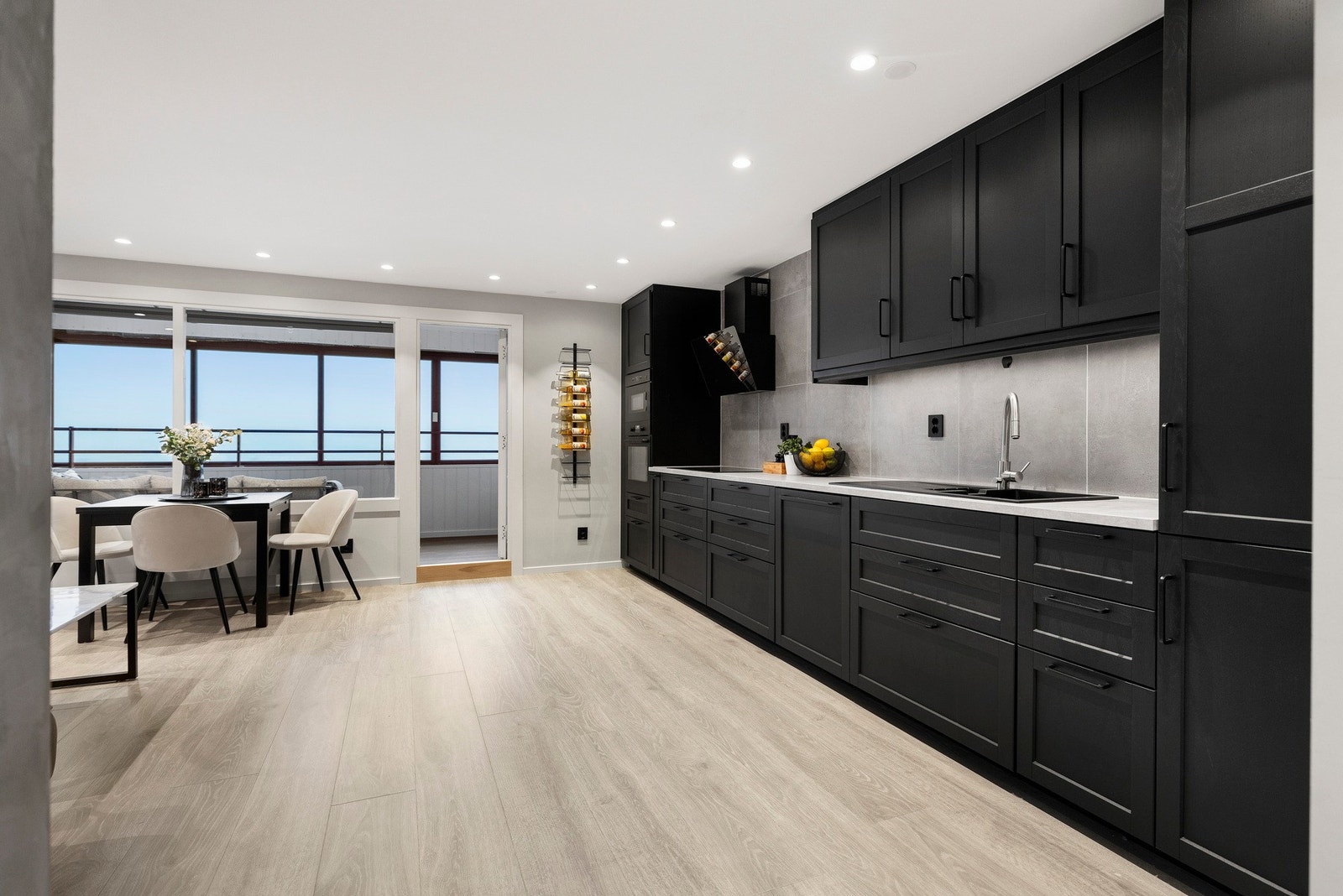 Kjøkkenet er utstyrt med en moderne innredning fra 2019, levert av IKEA Galleribilde