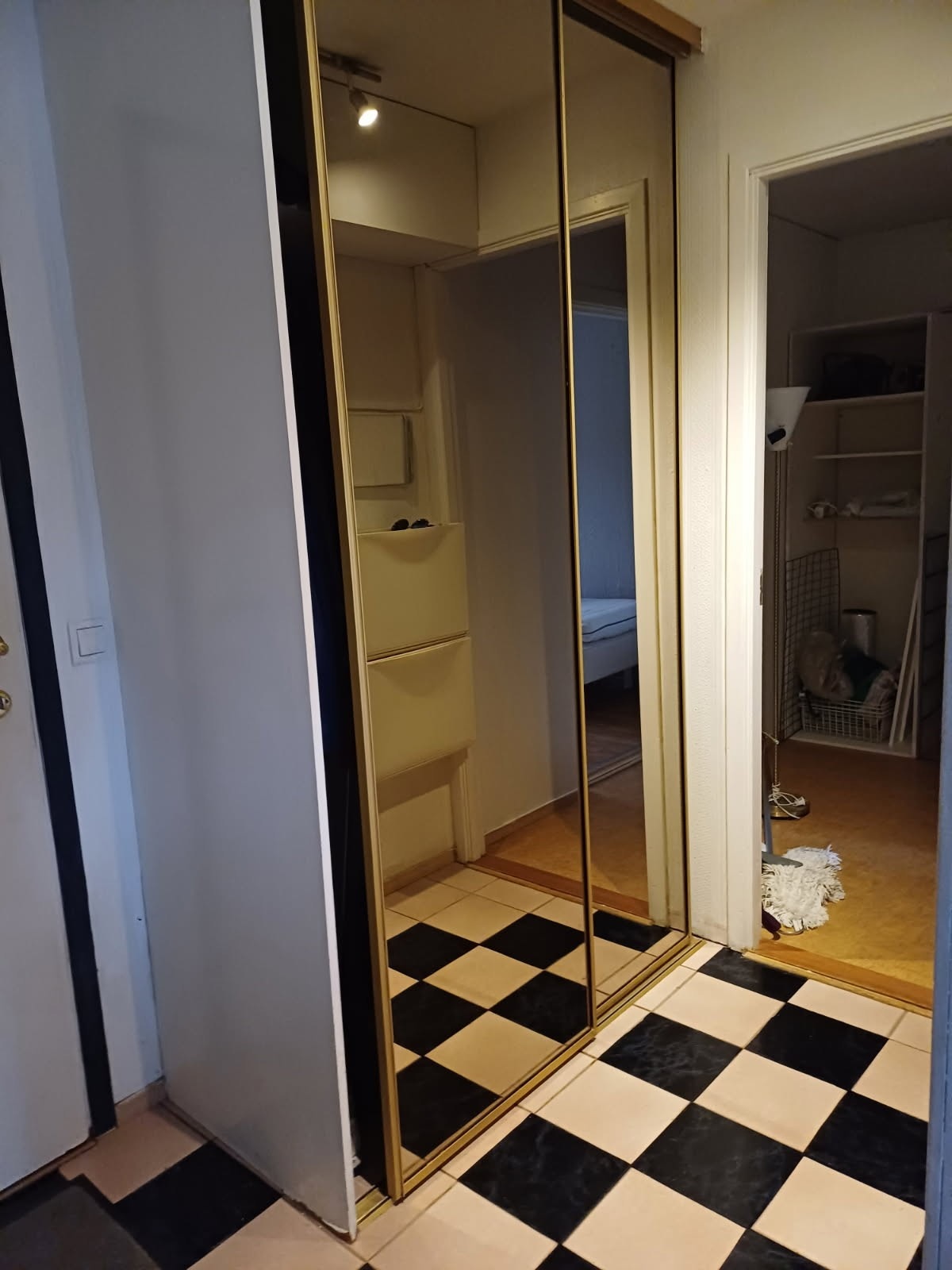 Entre med fint garderobe skap Galleribilde