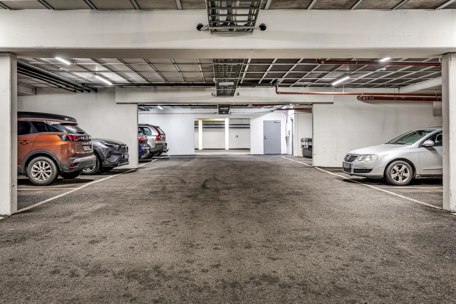 Felles garasjeanlegg - disponerer en parkeringsplass Galleribilde