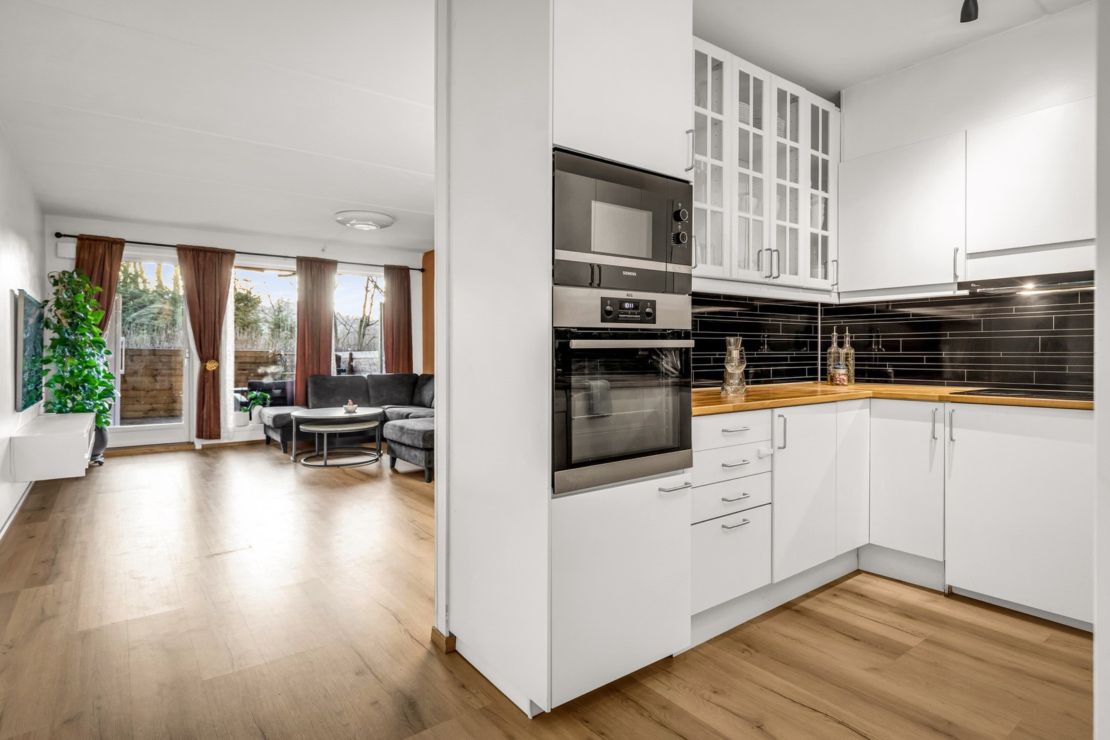 I 2021 satt eier opp en skillevegg mellom stue og kjøkken med nye overskap fra IKEA, samt integrert mikro og ovn fra Power. Integrert kjøleskap og induksjonsplate er også fra 2021. Galleribilde