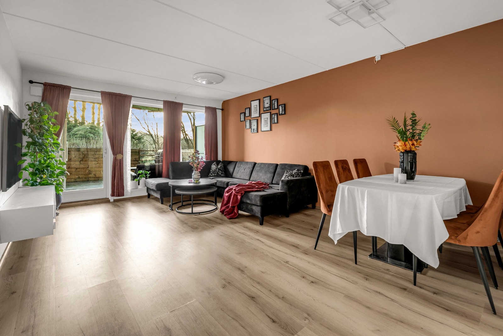 Romslig stue som har godt med naturlig lysinnslipp. Galleribilde