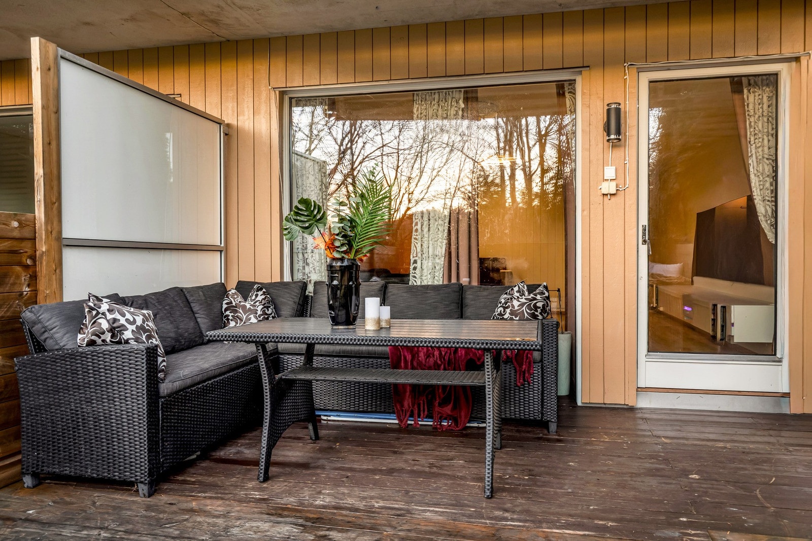 Fra stuen er det utgang til sydvendt delvis overbygget markterrasse på ca. 18 kvm. Galleribilde