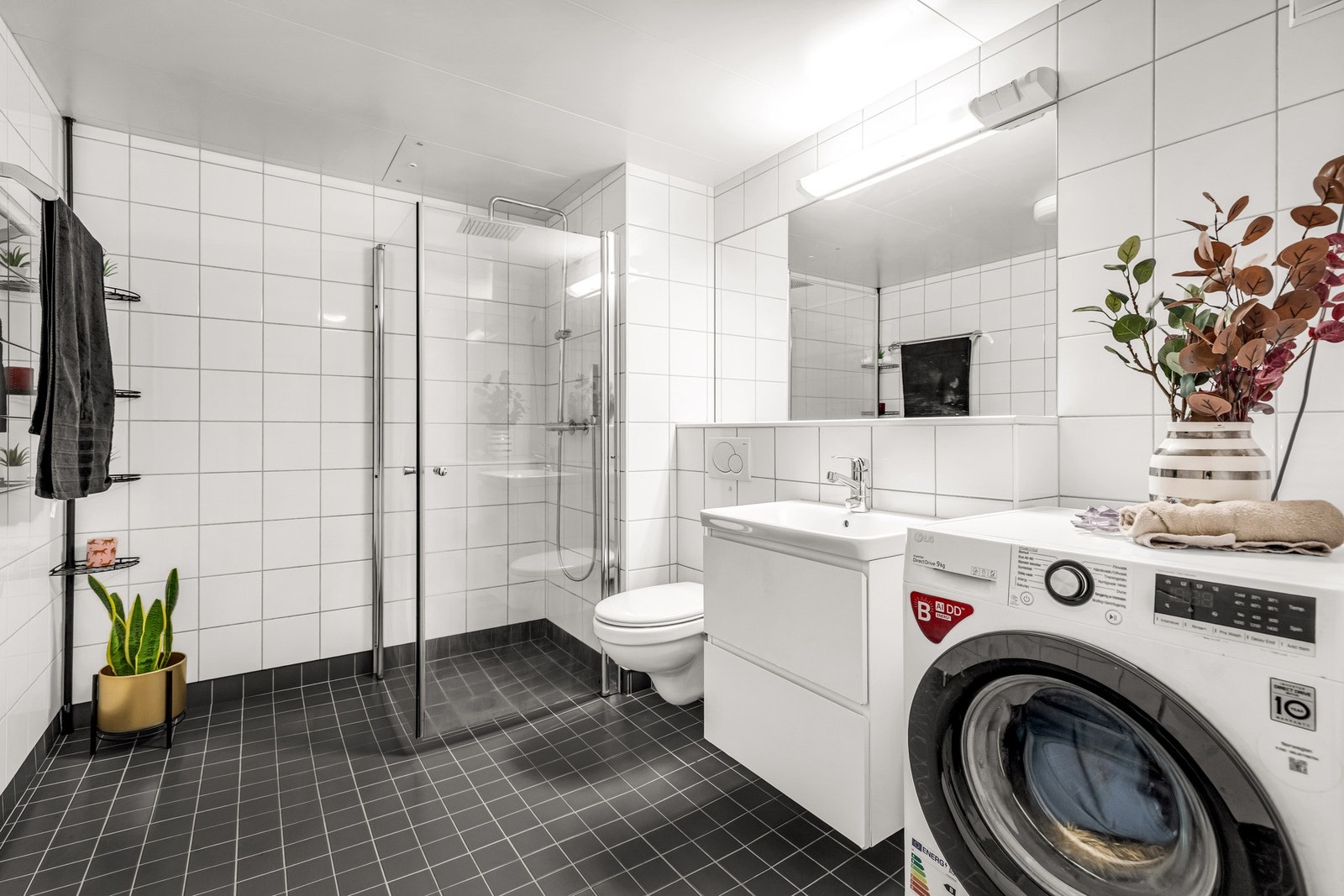 Pent flislagt bad fra byggeår med gulvvarme. Galleribilde