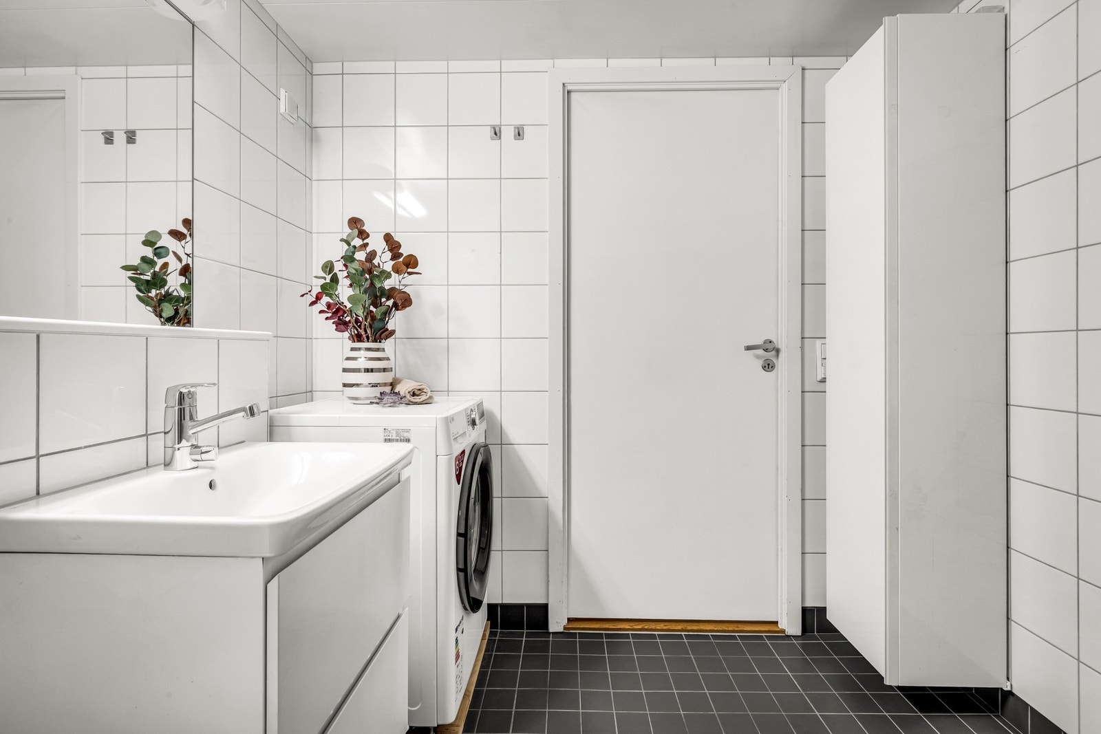 Opplegg for vaskemaskin og tørketrommel. Galleribilde