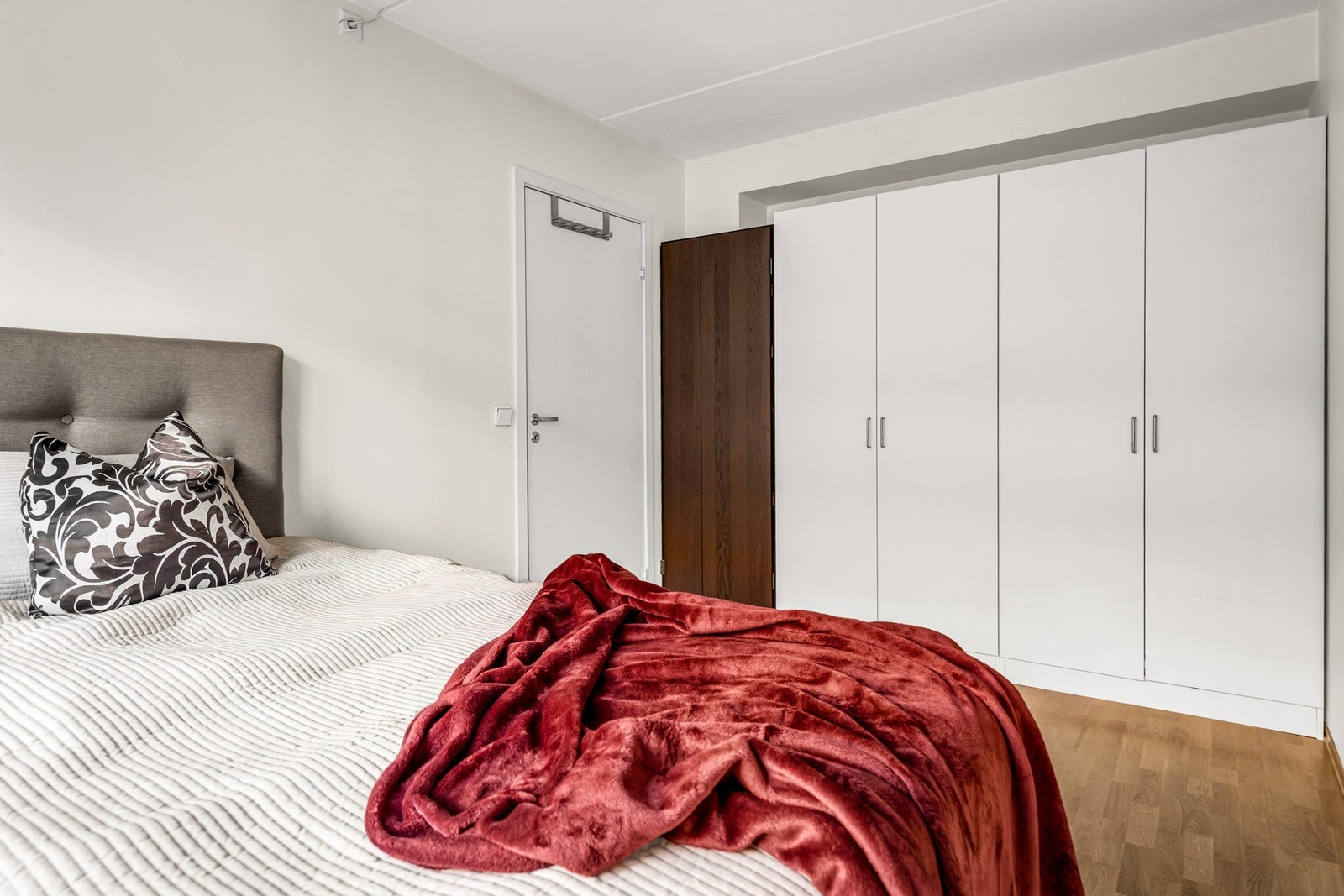 Romslig hovedsoverom møblert med garderobeskap. Hovedsoverommet kan innredes med dobbeltseng og nattbord på hver side av sengen. Galleribilde