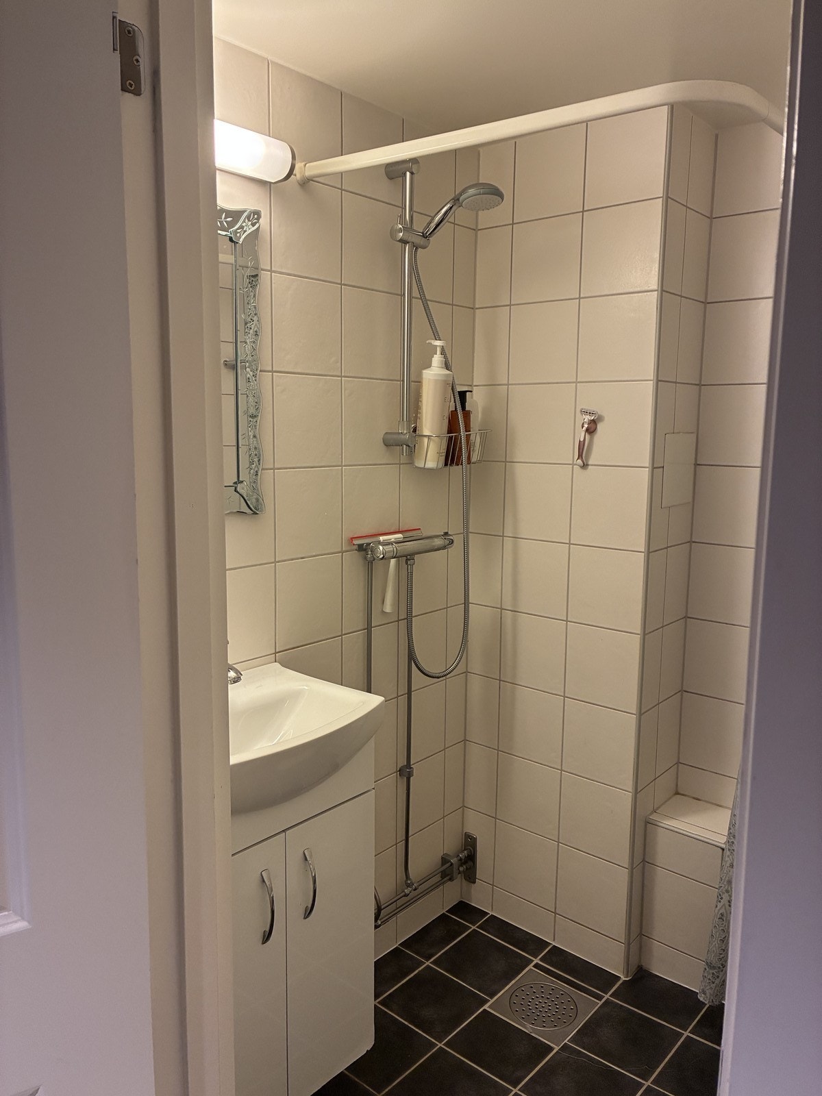 Helfliset baderom med varmekabler i gulv Galleribilde