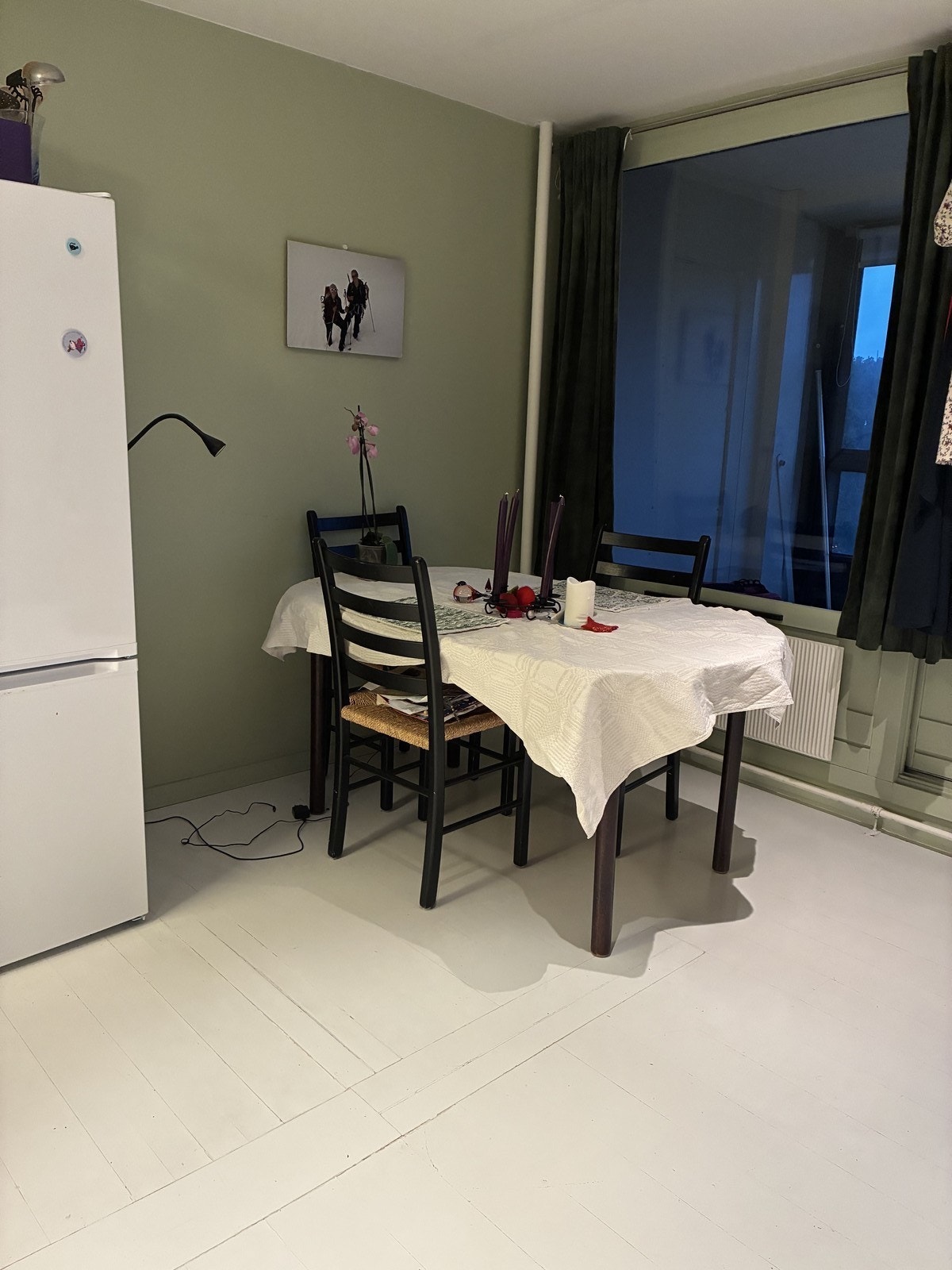 Dette er en romslig 1-roms malt i pene farger Galleribilde