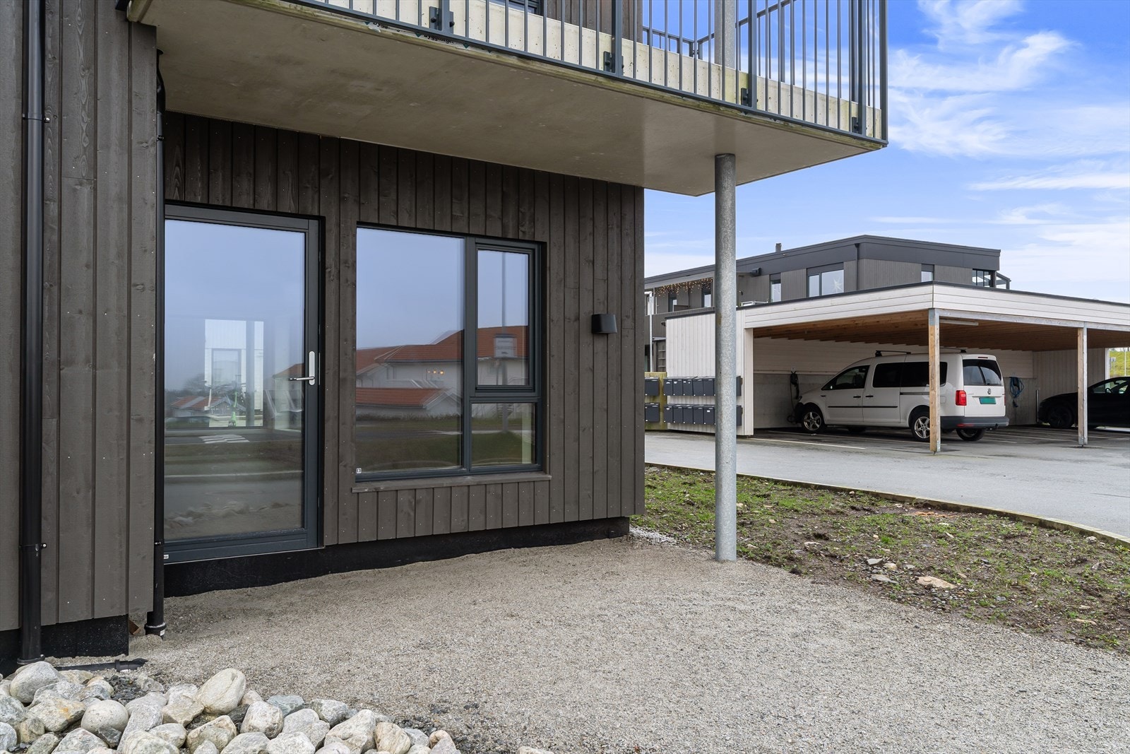 Fra stuen har man utgang til boligens andre uteområde som er nord- vestvendt. Galleribilde