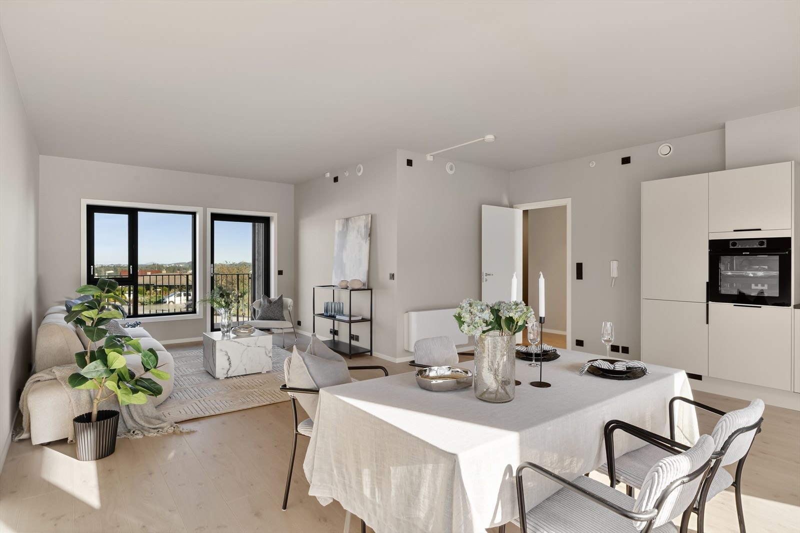 I enden av gangen kommer man til kjøkken og stue i åpen løsning (bilde tatt fra H0204). Galleribilde