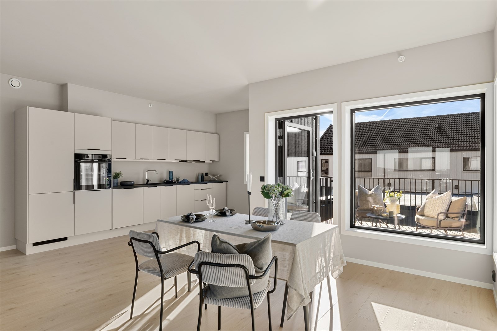 Samtidig som man har nok benkeplass til å lage mat på. (bilde tatt fra H0204) Galleribilde